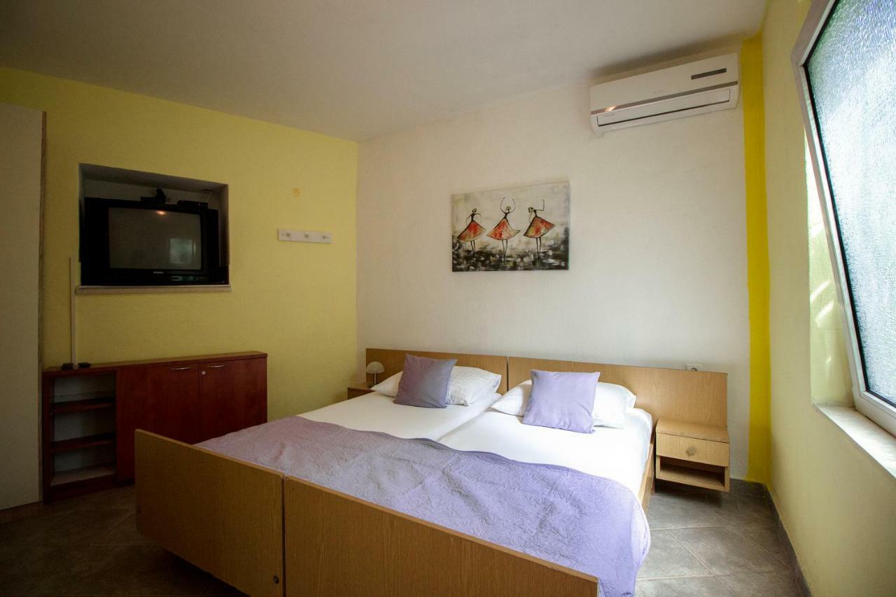 Mrkonjic Branko & Marija Apartmani Omiš Buitenkant foto